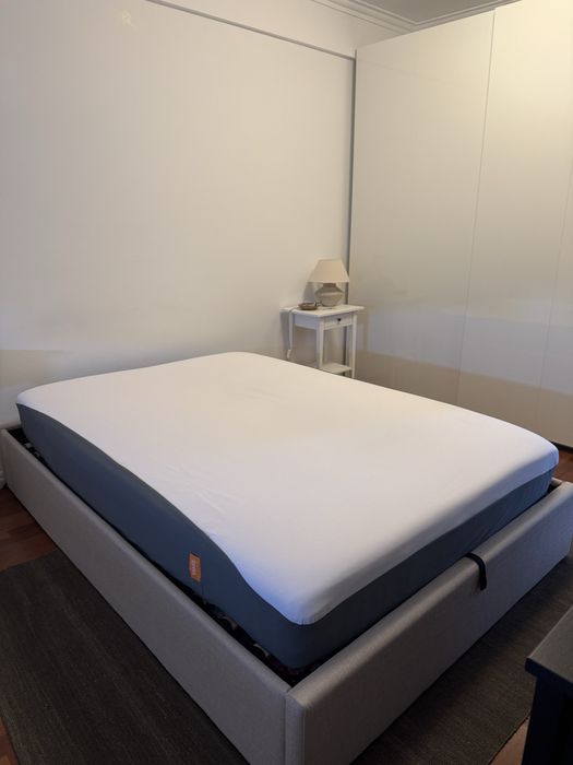 Cama bege de tecido