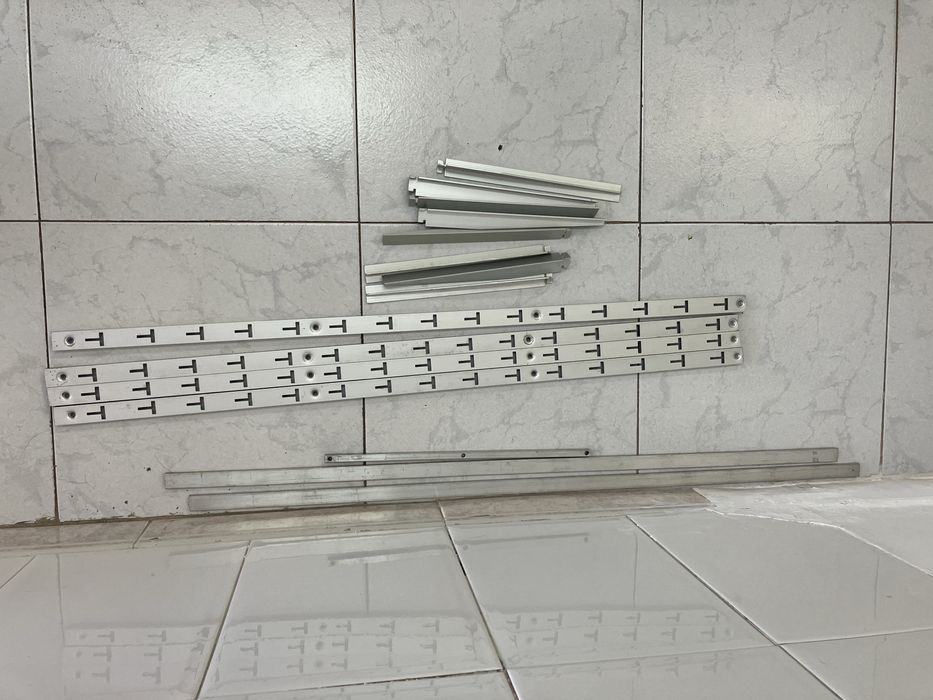 Prateleiras de fixar à parede.