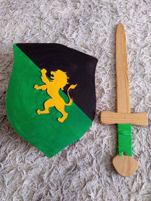 Espada e escudo de madeira