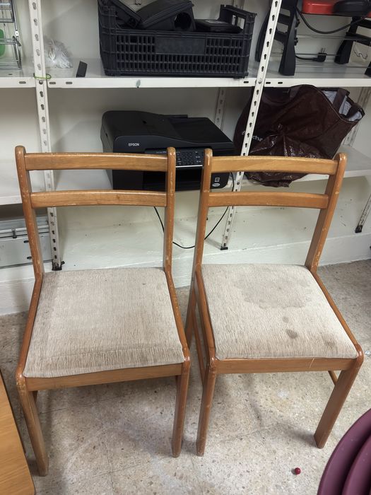 Vendo duas cadeiras de madeira