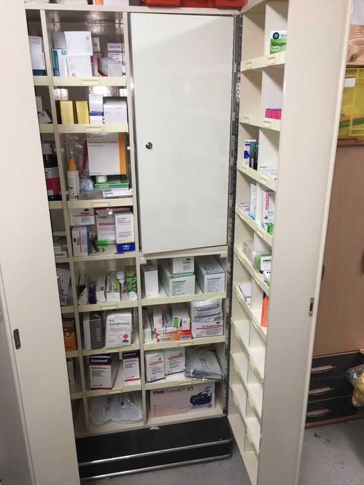 Szafa apteczna - szpitalna.