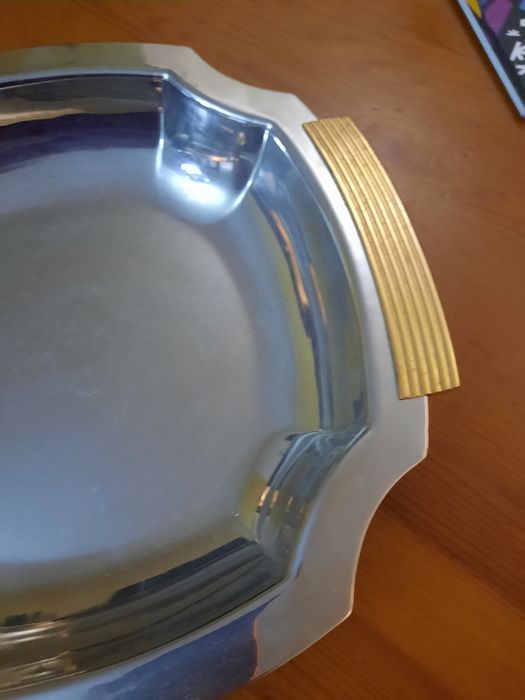 Bandeja inoxidável prateada e pegas douradas