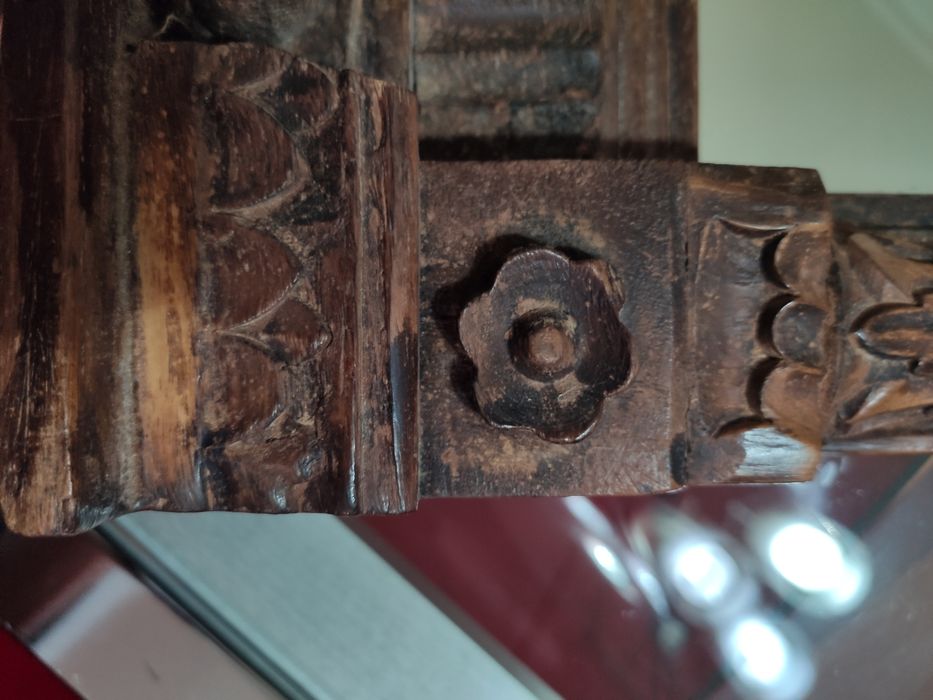 Espelho antigo com moldura em madeira.