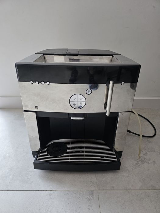 Ekspres WMF 1000 pro – Uszkodzony, wylatuje woda dołem, dla majsterkow