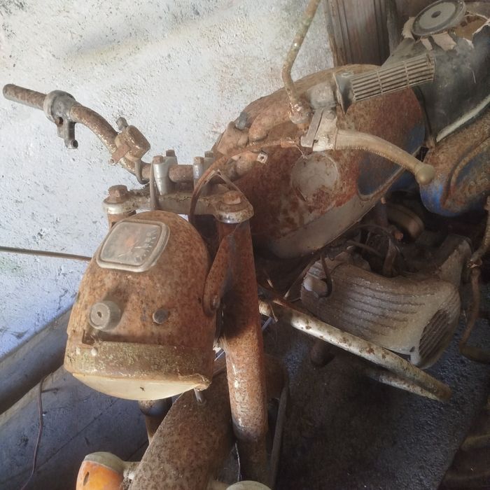 Motorizada Zundap antiga para restauro