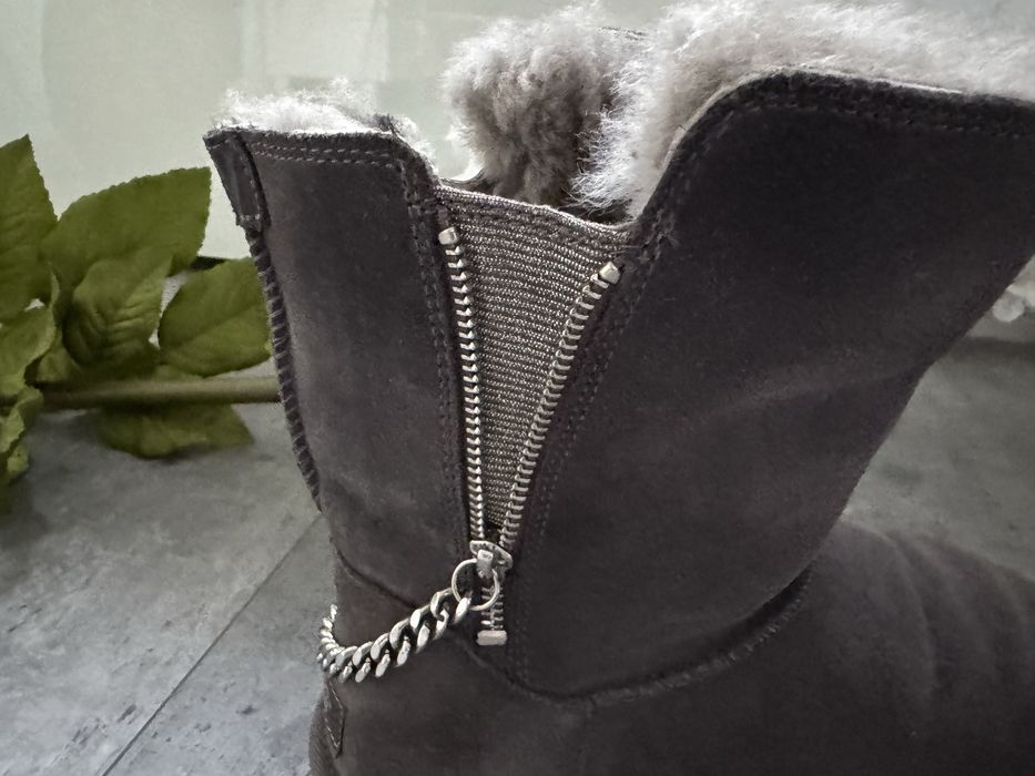 Orginalne  buty UGG model z lancuszkiem . Limitowana edycja