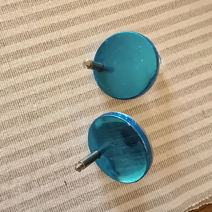 Śruby, kołki rozporowe do montażu deski klozetowej