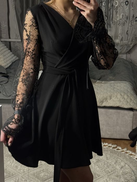 чорне коротке плаття з мереживом