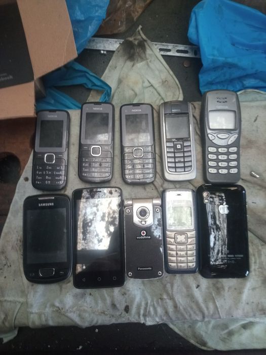 Telemóveis antigos e acessórios