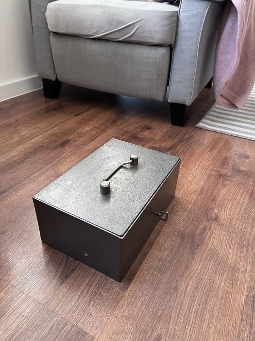 Metalowa kasetka z kluczem ciężka 5.90 km