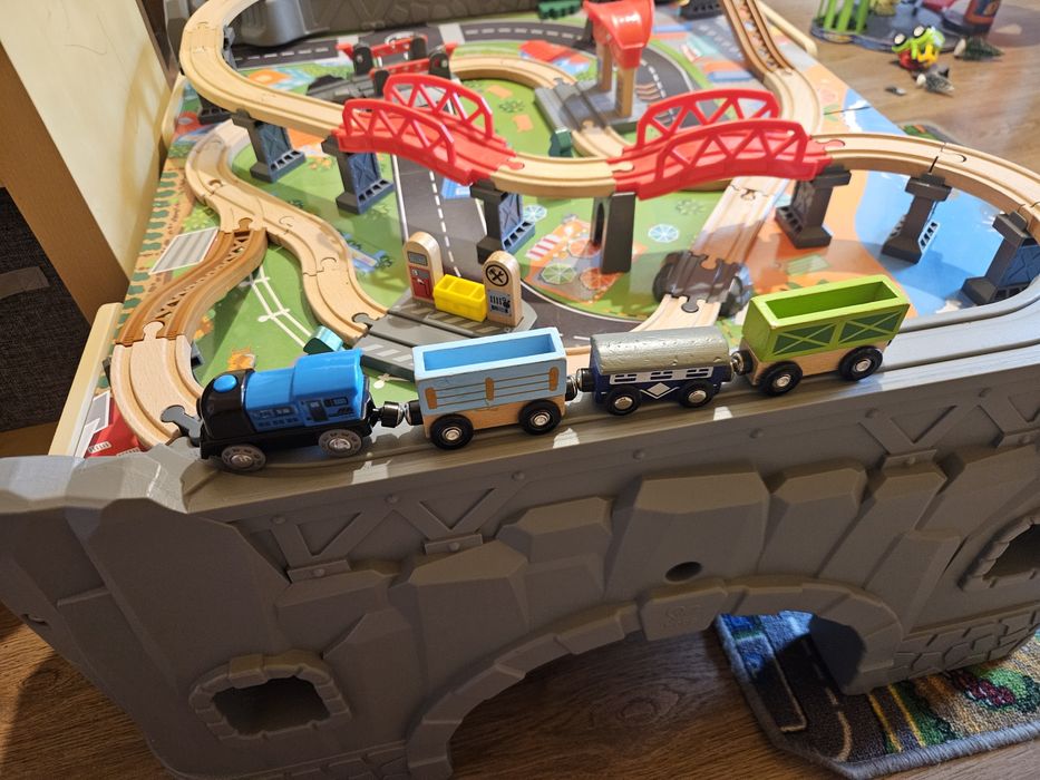 Kolejka drewniana ze stołem. Stół pociąg formy hape