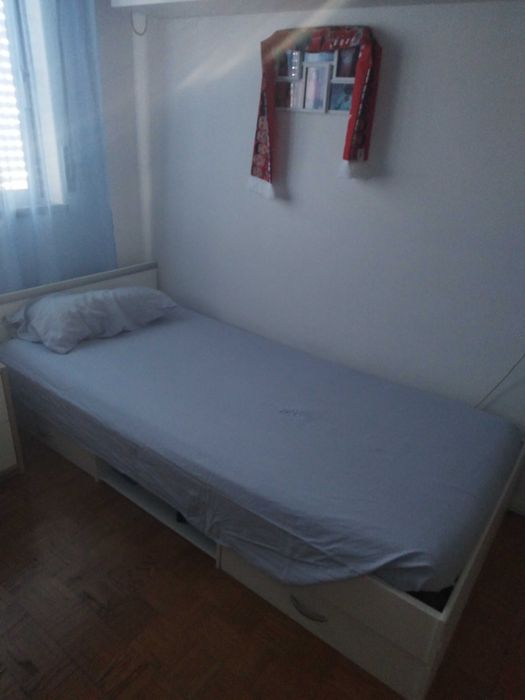 Cama de solteiro com estrado e colchão