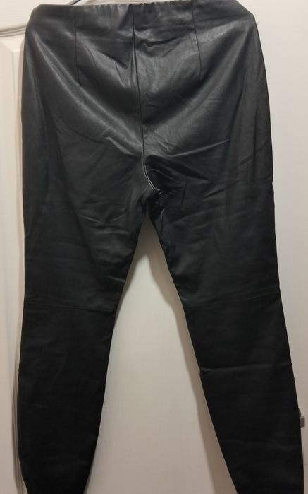 Czarne spodnie imitujące skórę