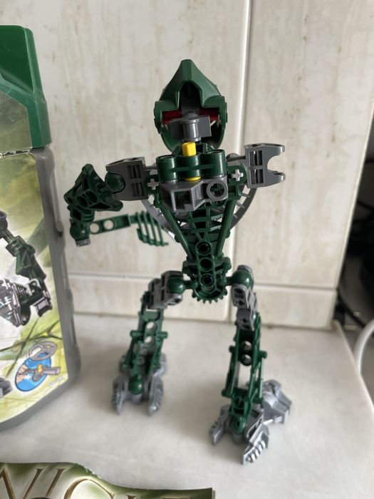 LEGO Bionicle Toa Hordika Matau Set 8740 e Toa Hordika Onewa Set 9739