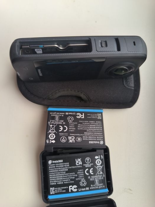 Екшн-камера Insta 360 X3 + запасний акум та чохол.