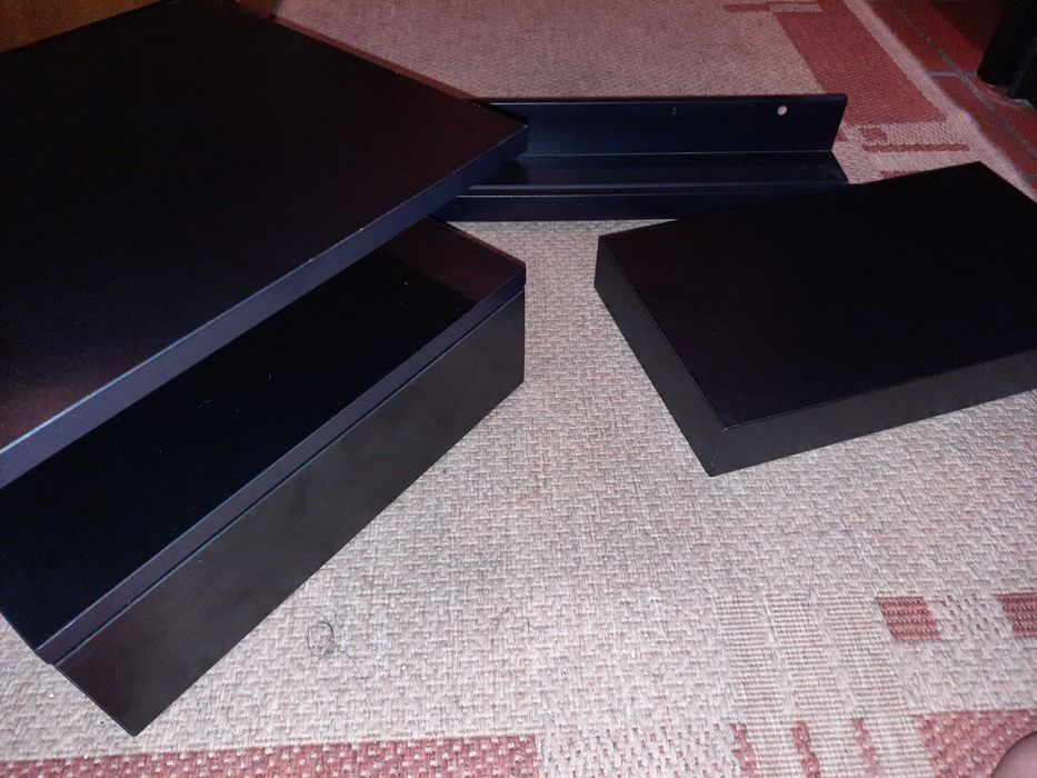 Mesa cabeceira e prateleiras