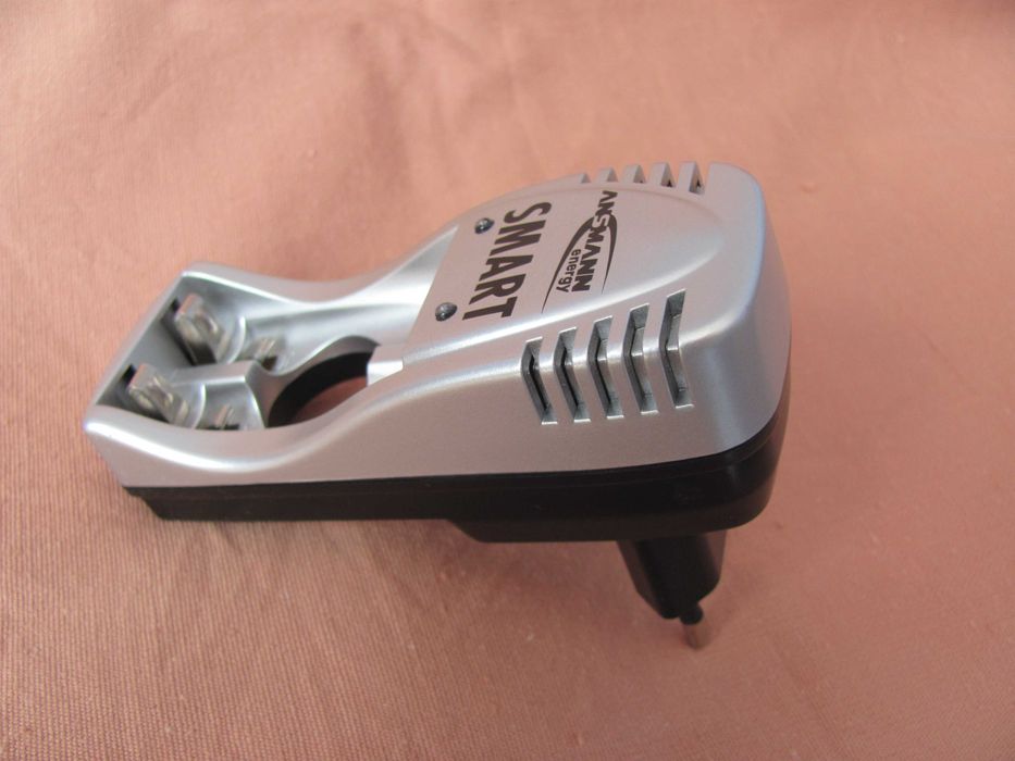 продам зарядное устройство для зарядки двух аккумуляторных батареек