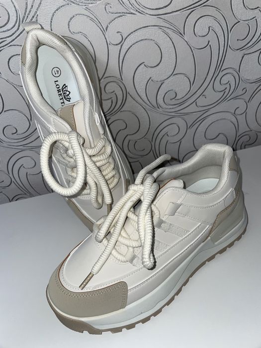 Нові кросівки, беж 41р