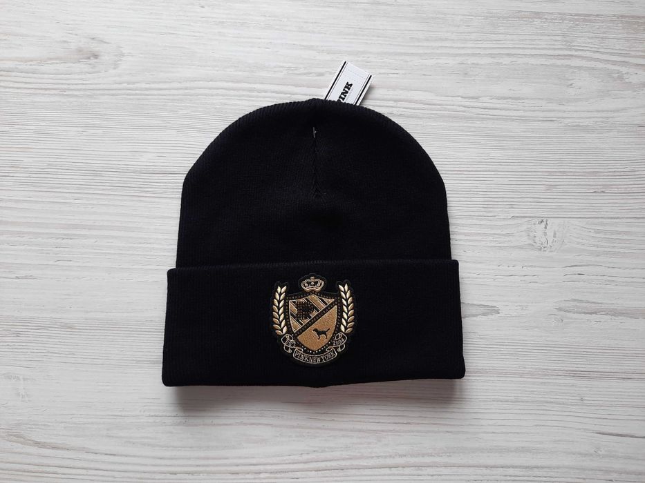 Теплая черная шапка Victoria's secret оригинал с подворотом с гербом