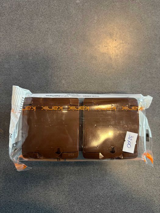 Gniazdo podwójne z uziemieniem karlik, klapka, brązowe