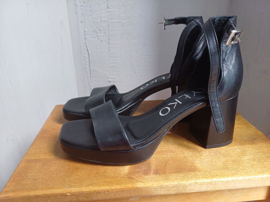 Skórzane sandałki Ryłko na grubym obcasie r.39