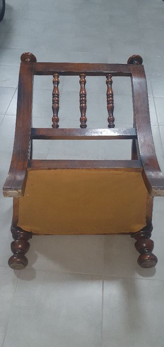 2 Cadeiroes em madeira