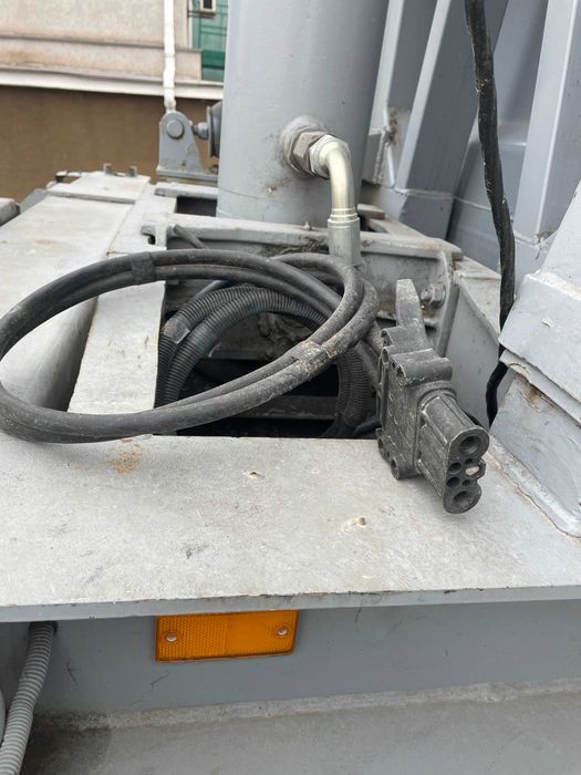 Причеп контейнеровоз з пристроєм самовивантаження.