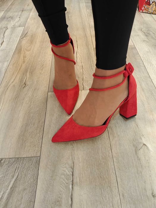 (42) Czerwone czółenka wieczorowe z zapięciem, Nowe