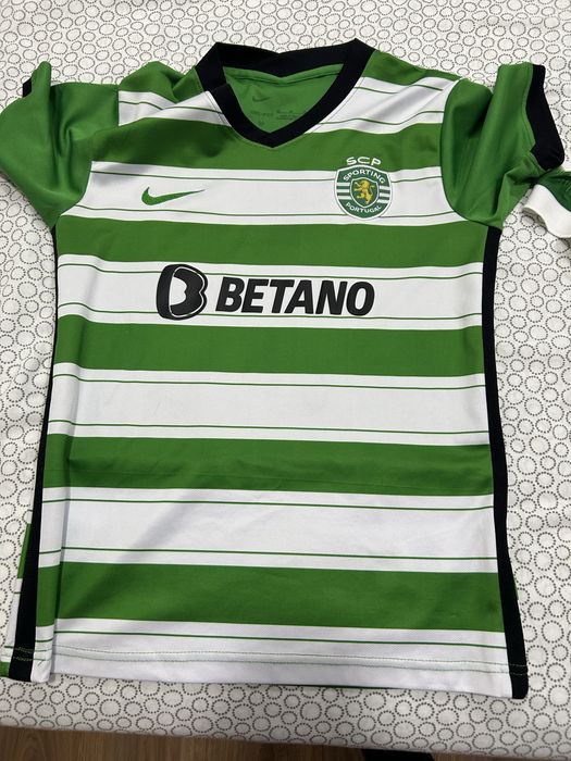 2 camisolas do sporting oficiais em otimo estado sem dano nenhum. Uma camisola tamanho XL da nos macron e outra camisola tamanho S.