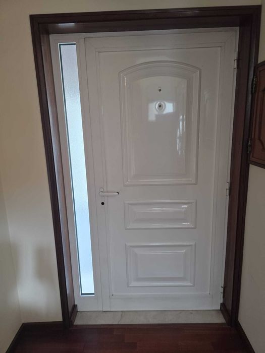Porta de entrada em alumínio térmico como nova