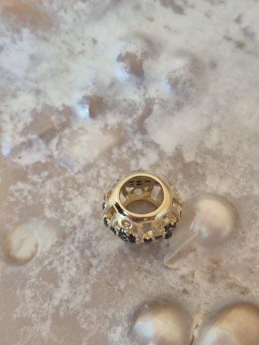 Złoty charms typu Pandora kulka ażurowa czarne cyrkonie p. 585