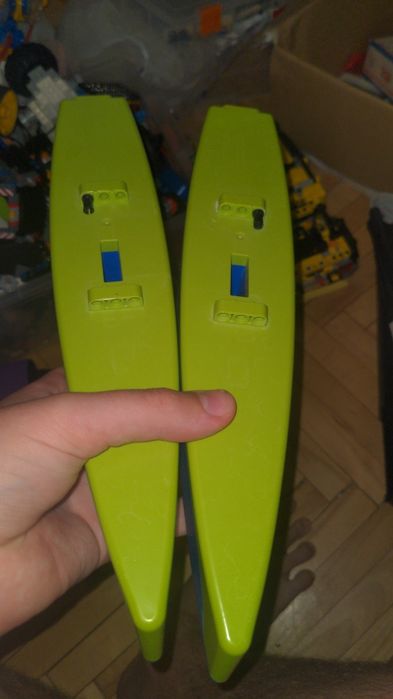 Дві водяні частини лего катера