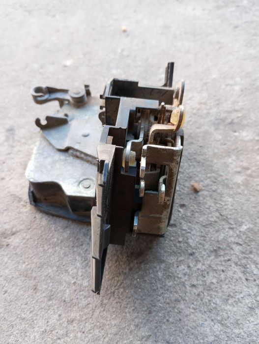 Замок двери задний левый BMW e39,e38