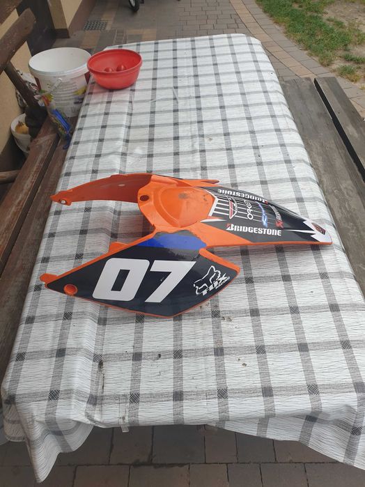 Części plastiki owiewki boczki osłony ktm.