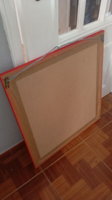 Espelho com moldura vermelha