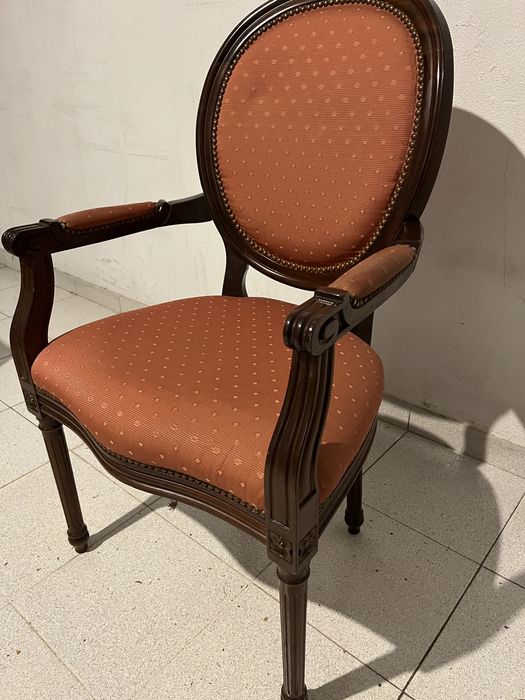 Cadeirão estilo clássico, em bom estado