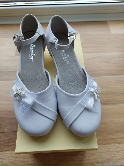 Białe buciki na obcasie