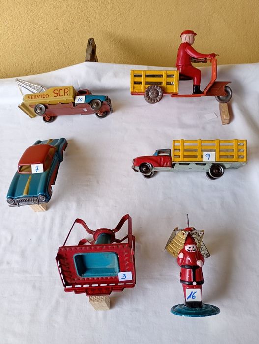 Brinquedos em folha flandres (A.M.L.)