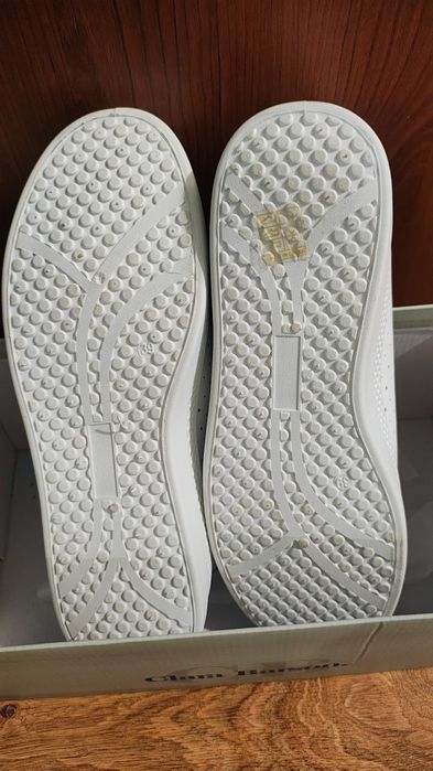 Perforowane trampki, rozmiar 39