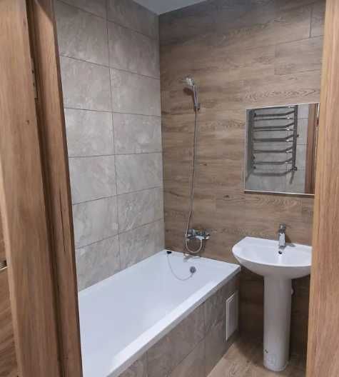 Квартира з новим євроремонтом , в новобудові !