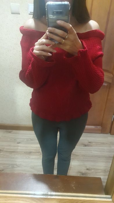 Czerwony sweter w opuszczonymi ramionami stan bdb rozm. S/M