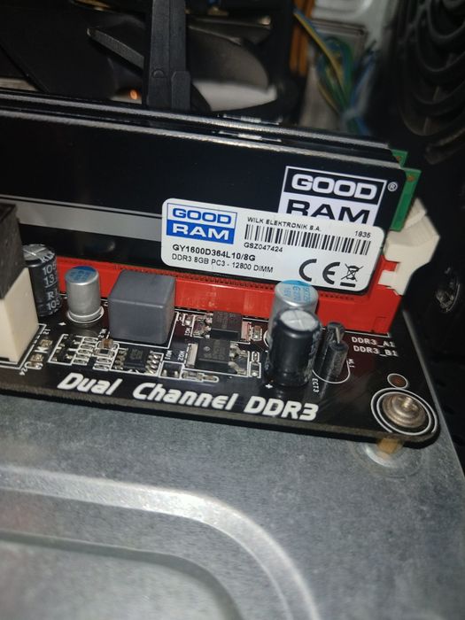 Компьютер с игровым рулём.