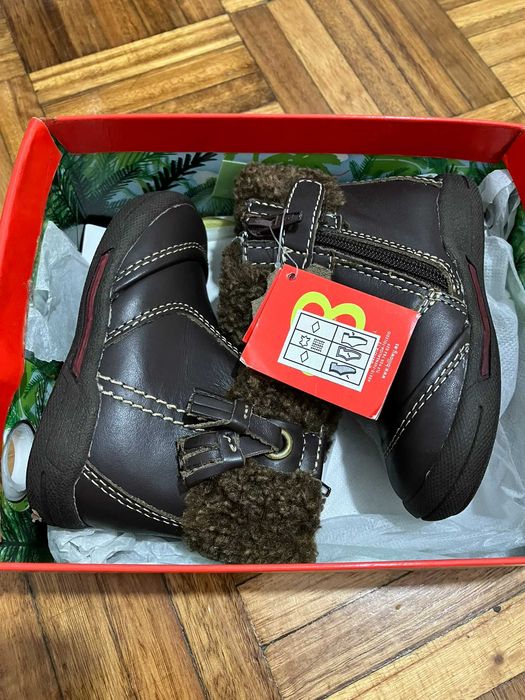 Botas de bebe em pele da Billowy (novas)