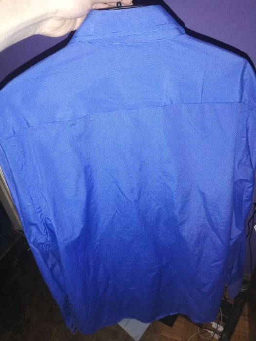 Elegancka niebieska koszula