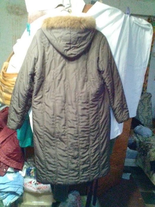 Два жіночих пальто