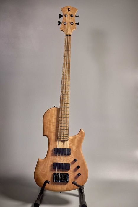 Бас гитара ручної роботи