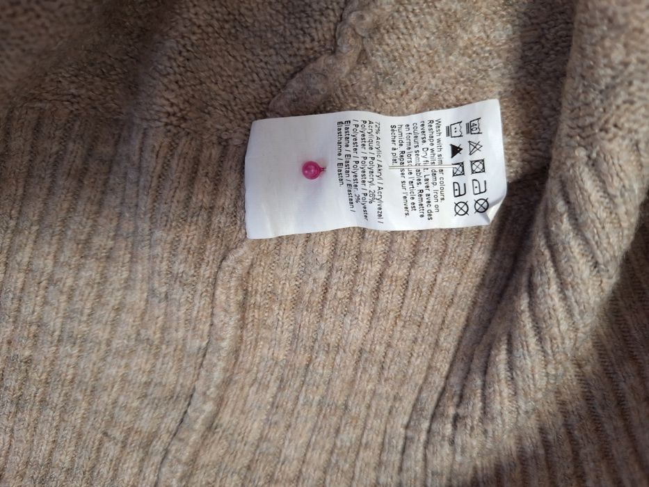 Sweterek damski beżowy.