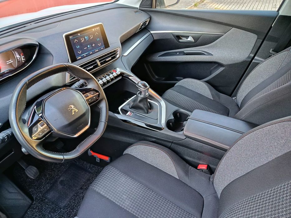 Peugeot 5008 Versão Puretech 1.2L - 2020/11