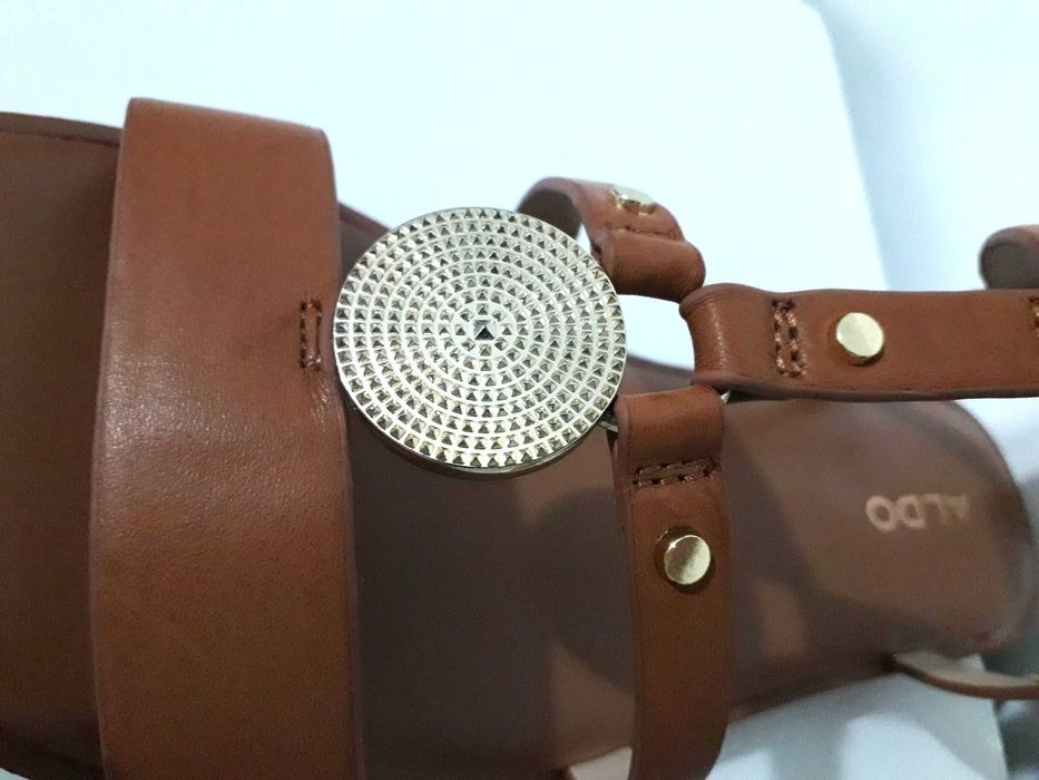 Sandálias rasas em camel da Aldo T: 36 Novas