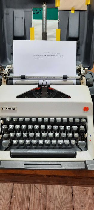 Duas máquinas de escrever